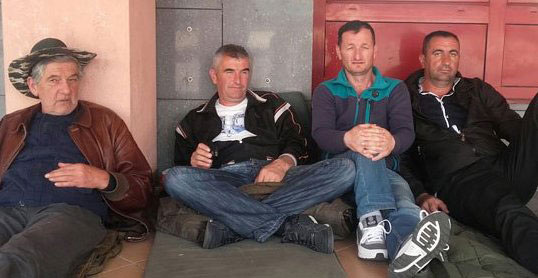 Гладују на плочнику